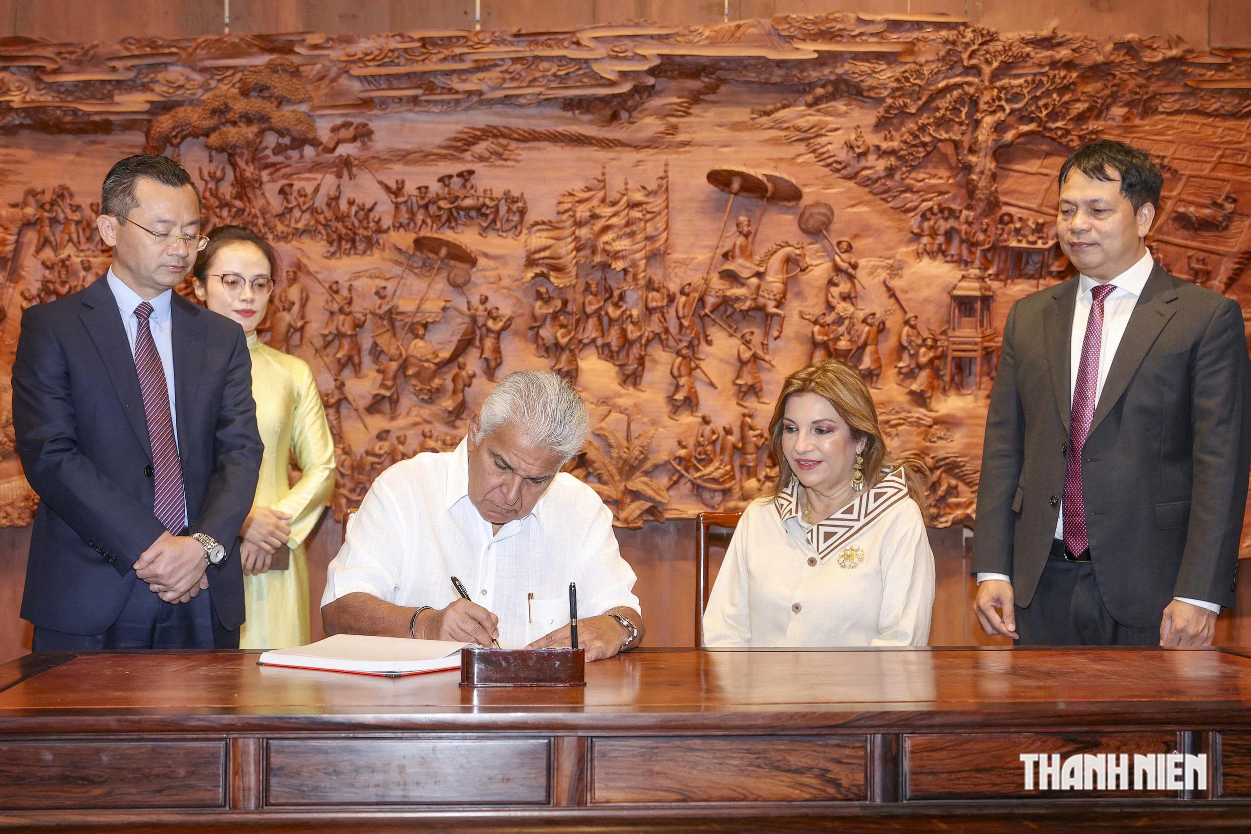 Tổng thống Panama José Raúl Mulino Quintero cùng phu nhân Maricel Cohen De Mulino đến tham quan Văn Miếu - Quốc Tử Giám